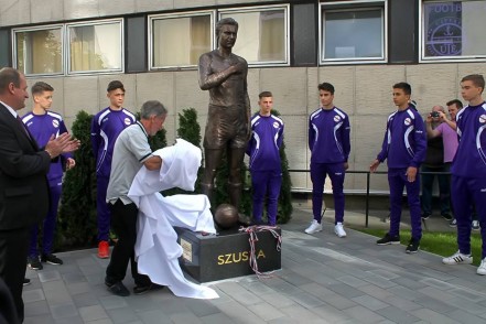Szusza Ferenc bronzba öntve kép