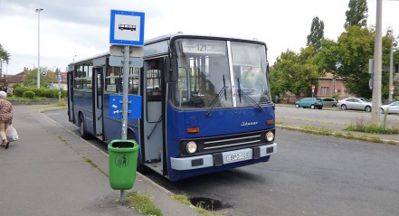 Módosított útvonalon jár a 121-es busz október végéig kép